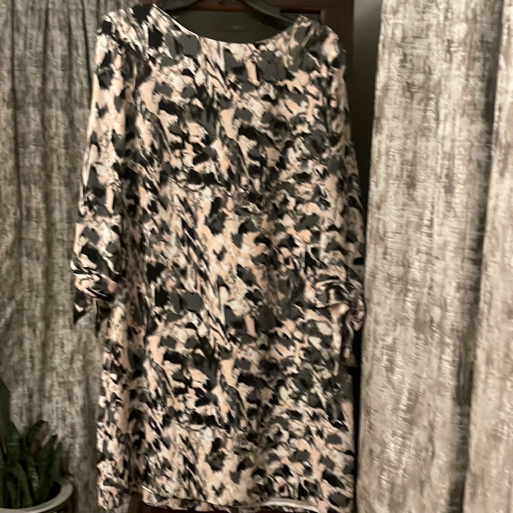 Beautiful H&M gown that can fit many occasions.